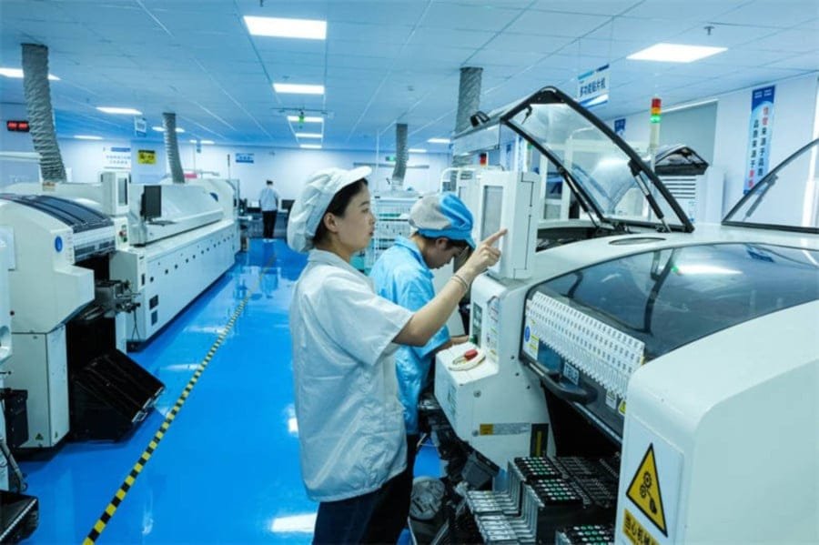 High-quality PCB assembly process at JHYPCB, showcasing advanced equipment and precision manufacturing.