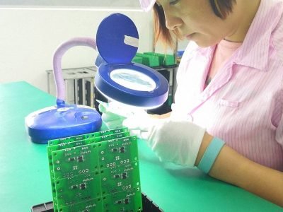 Visually inspect the cleanliness of the circuit board Visually inspect the cleanliness of the circuit board